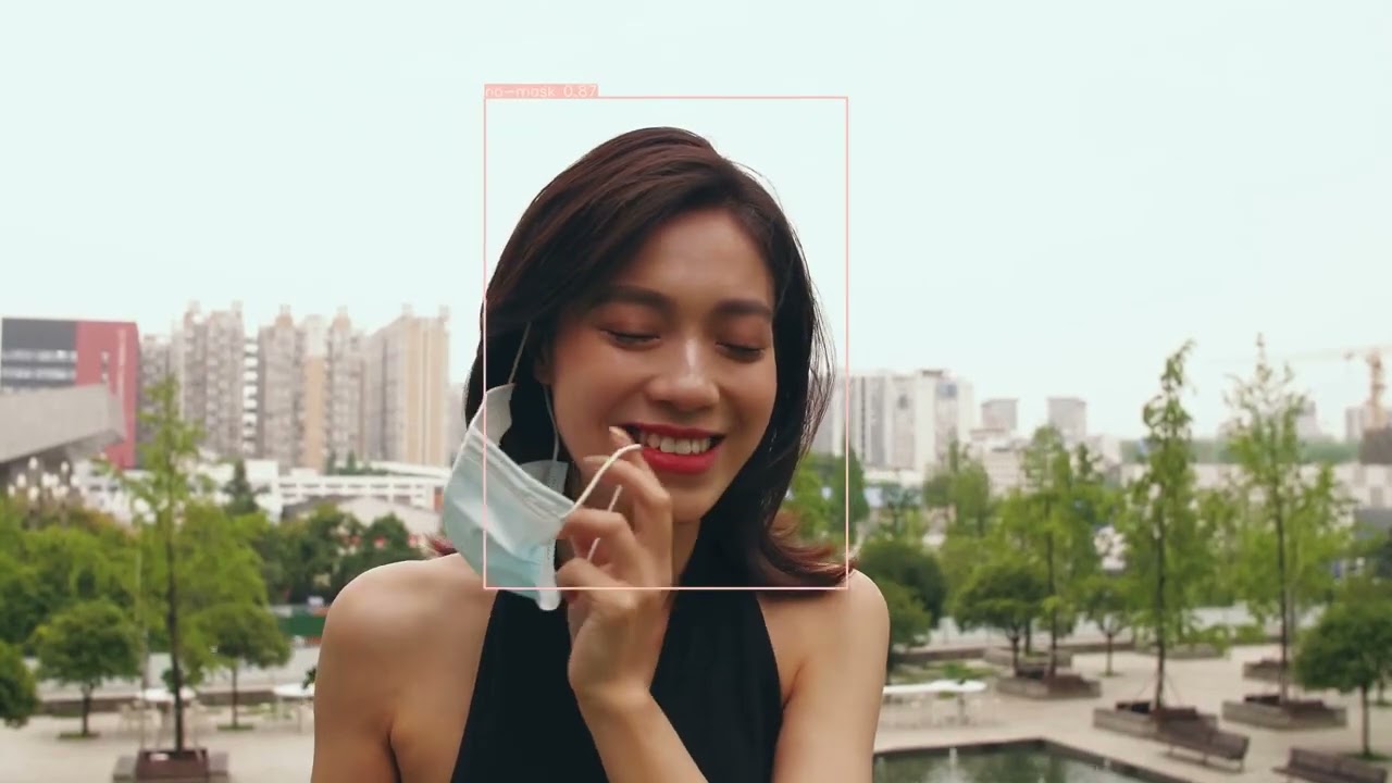 マスクを外す女性　AIで解析